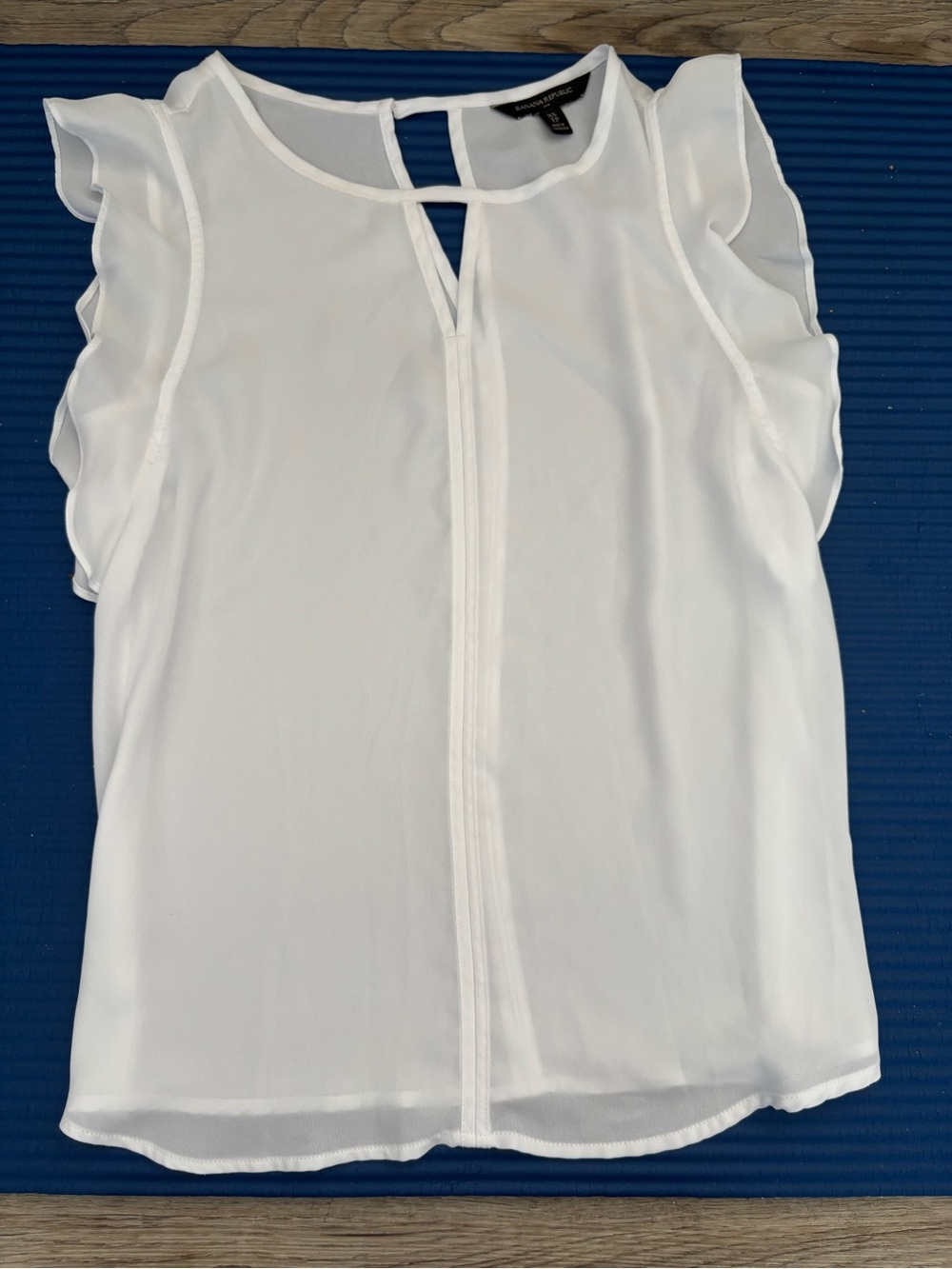 💛 Banana Republic White Ruffle Sleeve Shell Top
